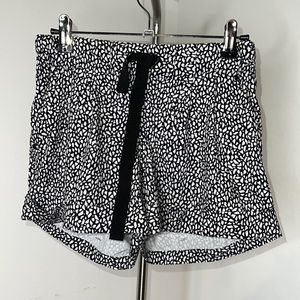 🔹 Lululemon Break Away Cuffed Shorts in Miss Mosaic Print